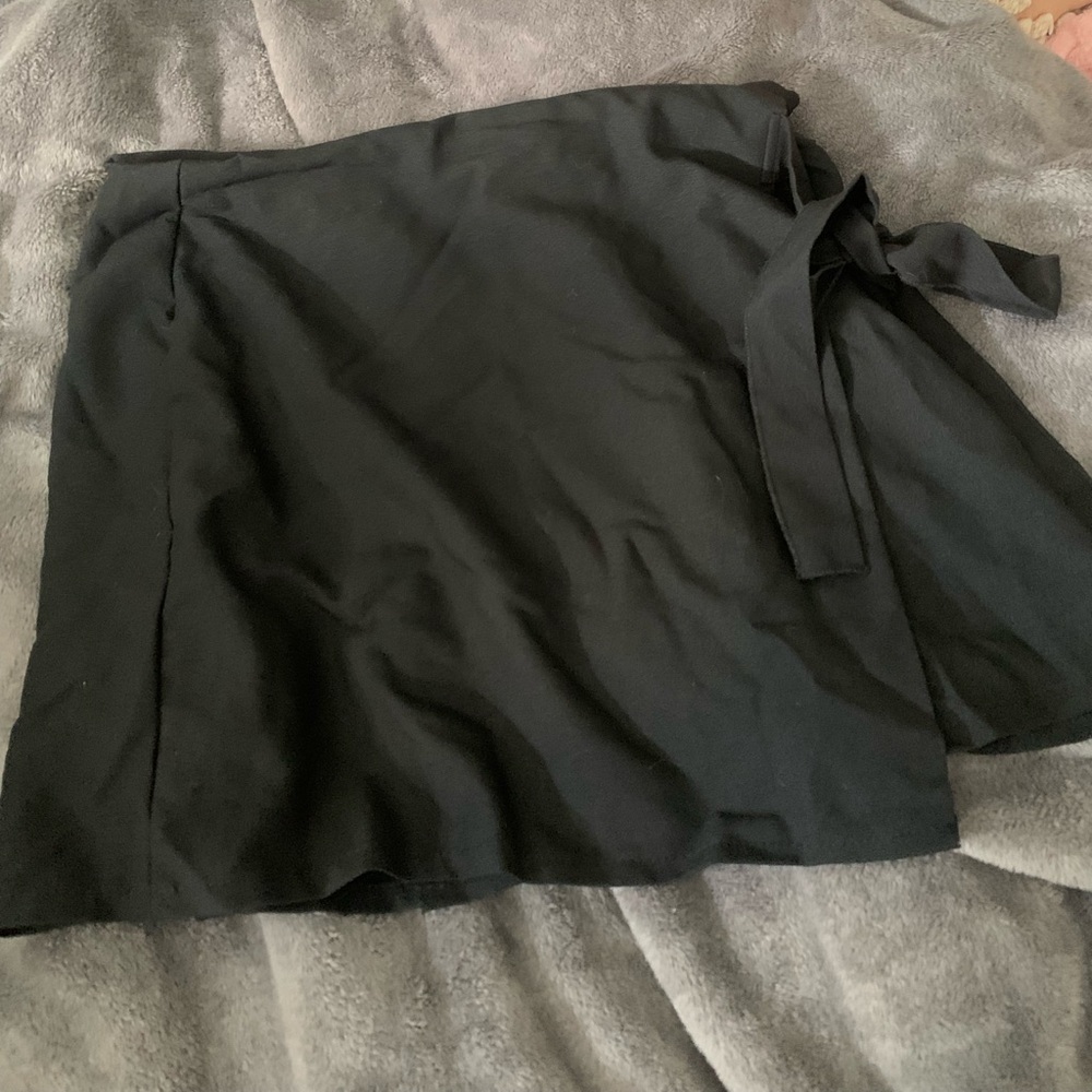 Wrap skirt with tie side